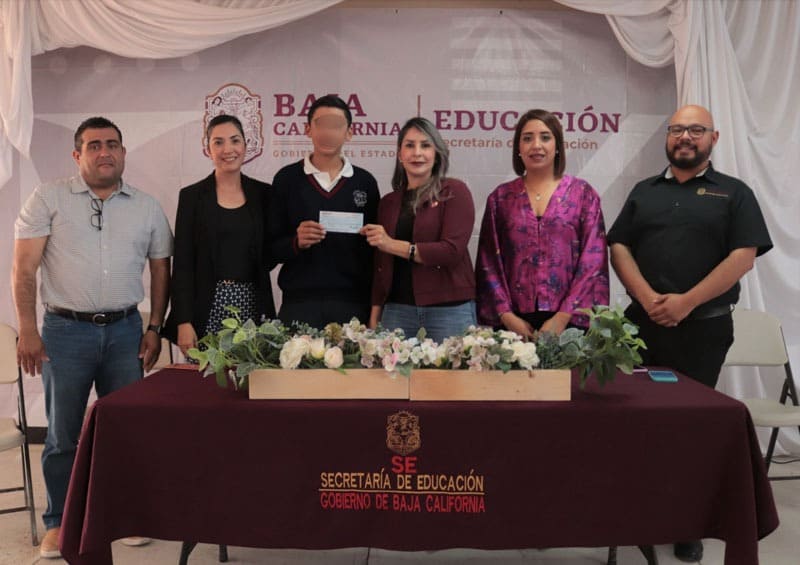 ENTREGA SECRETARÍA DE EDUCACIÓN BC BECAS DE APROVECHAMIENTO A ESTUDIANTES DE PLAYAS DE ROSARITO