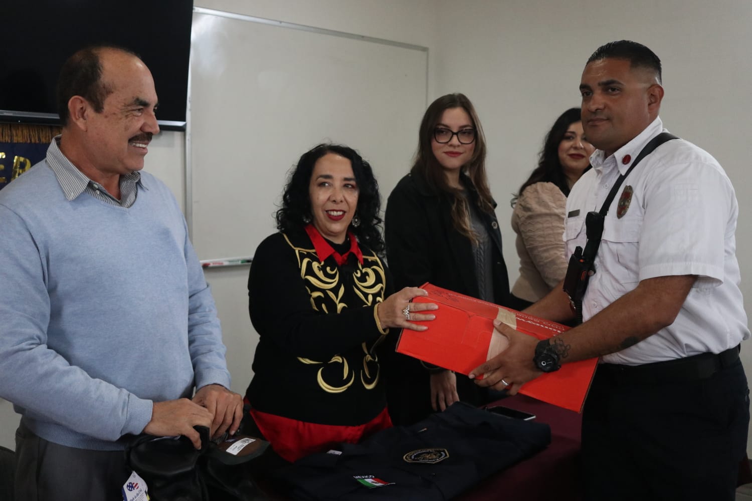 Entrega Araceli Brown uniformes al Heroico Cuerpo de Bomberos