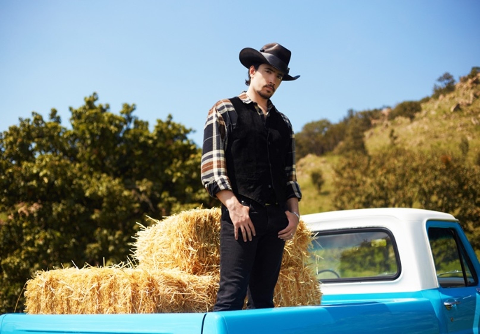 Los hombres también pueden llorar: ALEX FERNÁNDEZ le canta al desamor en “PARA PROTEGER MI CORAZÓN” y estrena video