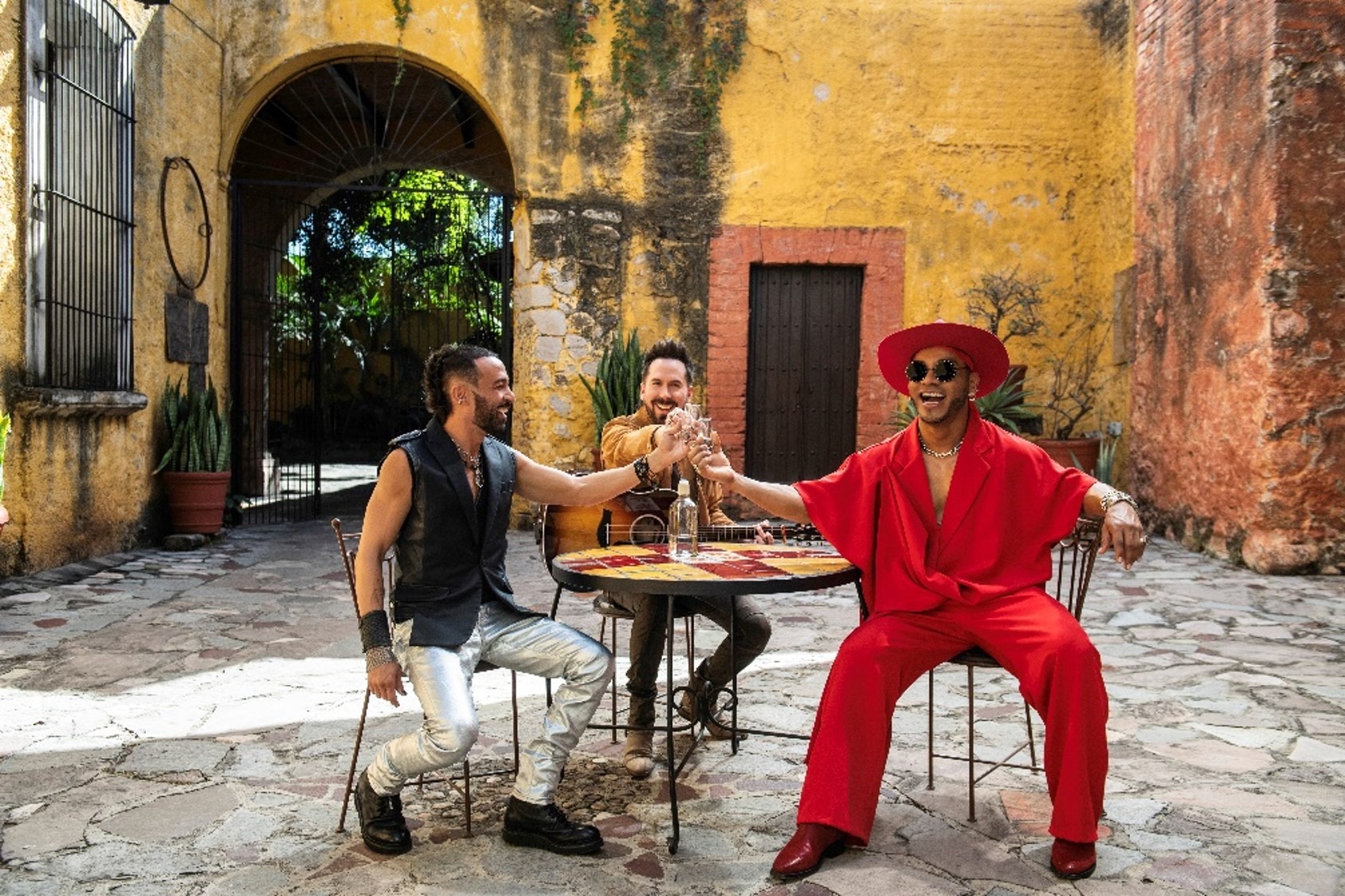 CAMILA  DEMUESTRA SU ESPÍRITU  100% MEXICANO CON  EL VIDEO OFICIAL DE  “DIAMANTES Y AMARANTO”