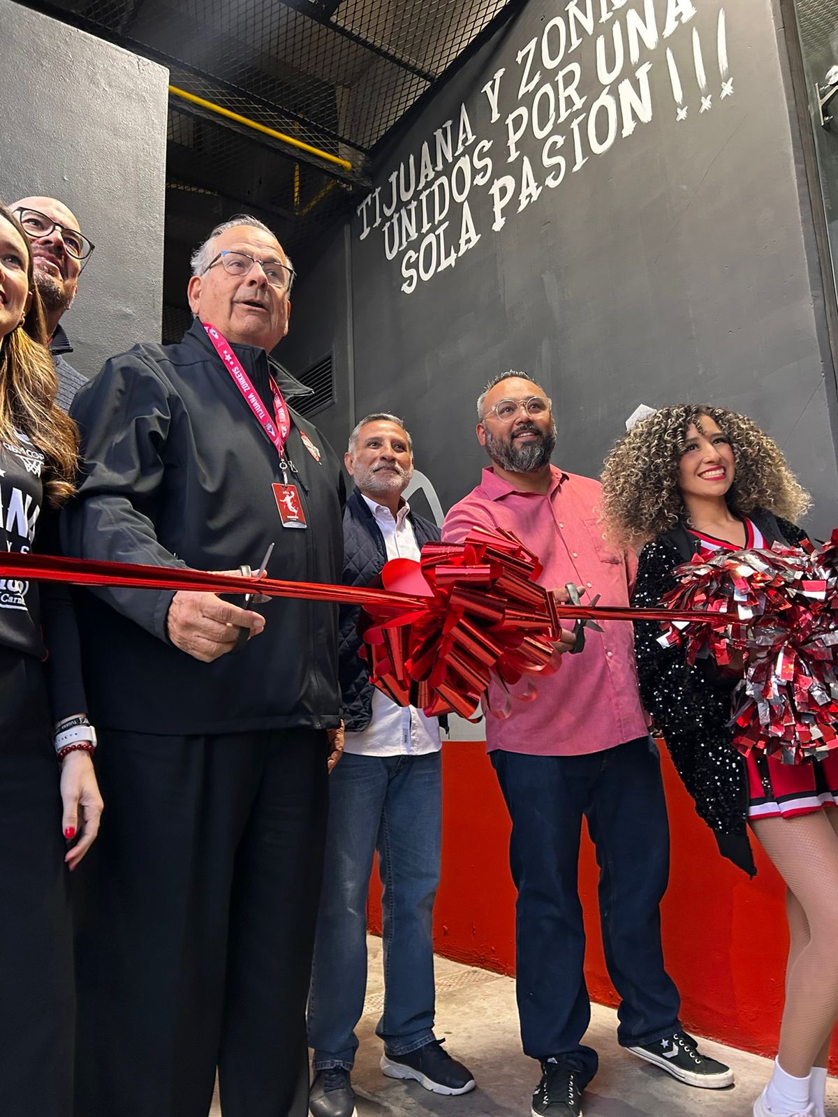 Se inauguró mural dentro de las instalaciones de la arena Zonkeys, la exposición de arte y la carreta para el set fotográfico creadas por el Artista Enrique Chiu.