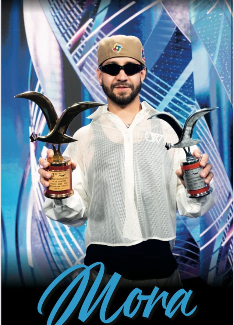 Mora triunfa en su debut en el Festival Viña del Mar y recibe dos Gaviotas: una Gaviota de Oro y una Gaviota de Plata. El reconocido cantautor conquistó con su imponente espectáculo en la Quinta Vergara, en Chile.