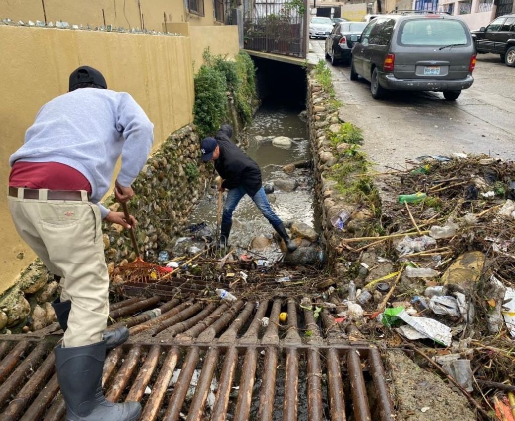 CONTINÚA LIMPIEZA DE VIALIDADES Y ALCANTARILLAS TRAS LLUVIAS DE FIN DE SEMANA