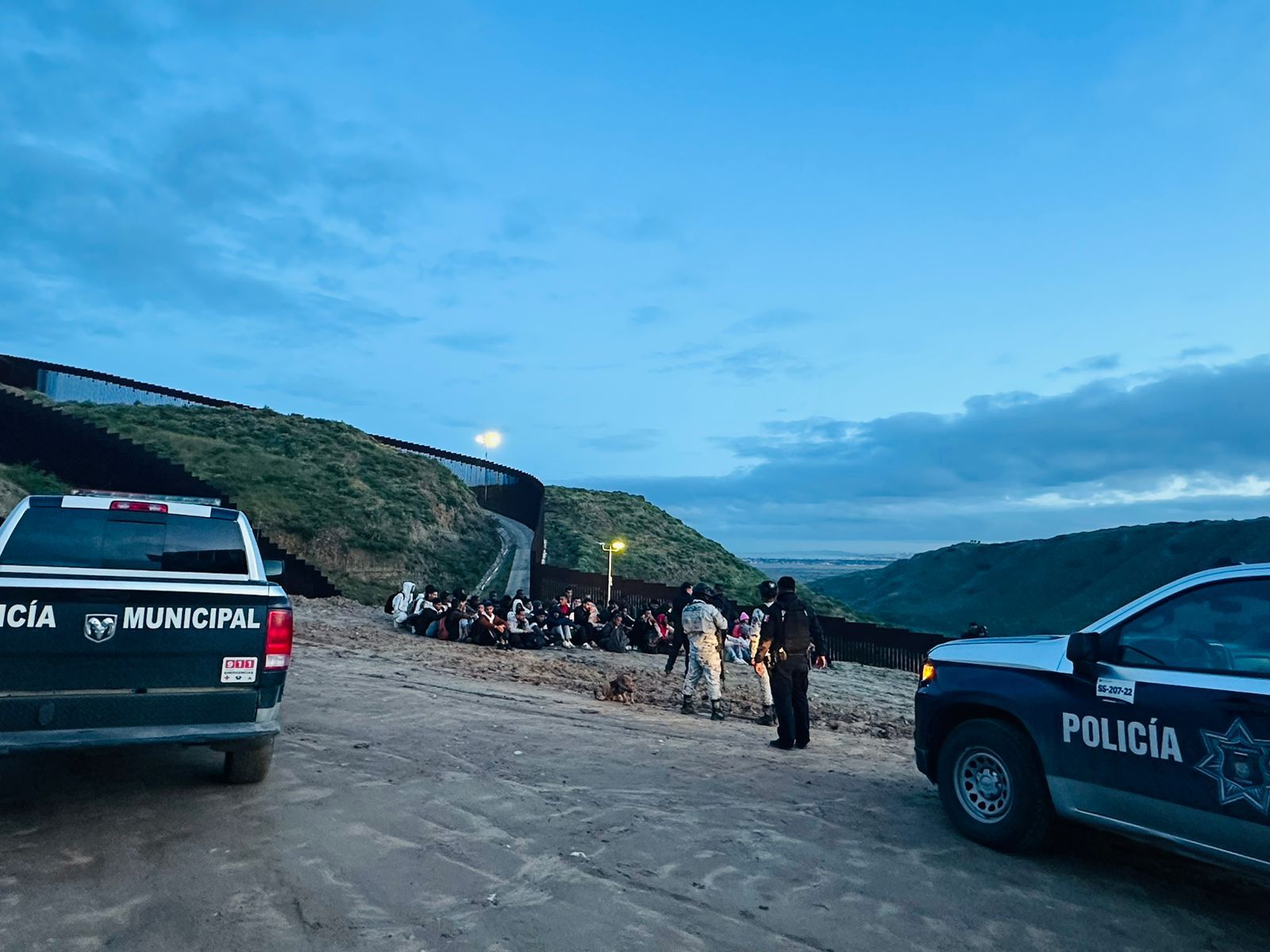 POLICÍA MUNICIPAL RESCATA A 63 MIGRANTES EN LA CÚSPIDE